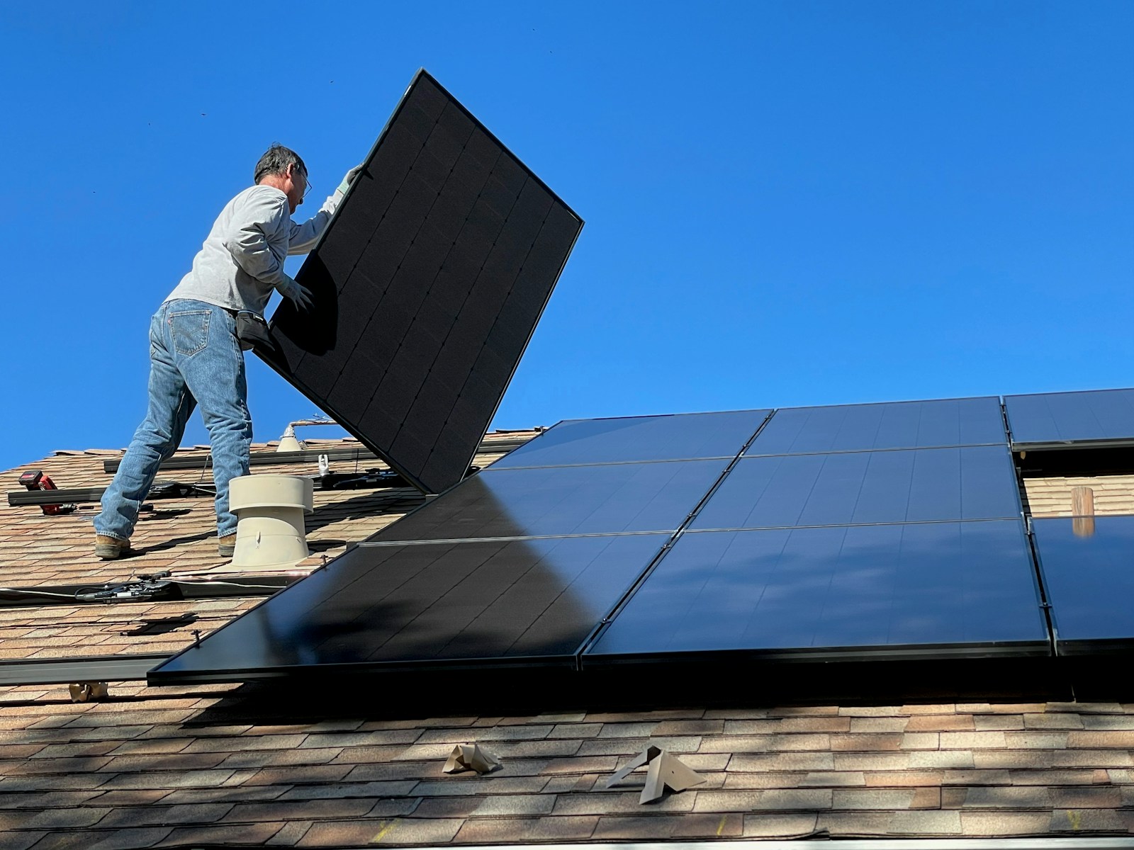 installation de panneaux solaires toit