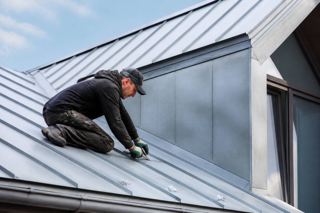 Comment entretenir et réparer une toiture en zinc : méthodes, coûts et bonnes pratiques pour prolonger sa durée de vie